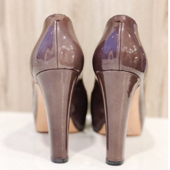 Chanel Tan & Black Leather Cap Toe Metal Platform Pumps w/ CHANEL engraving, 6 - Picture 6 of 12